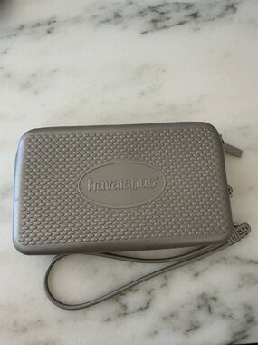 Havaianas Metallic Silver Rubber Textured Zip Wristlet